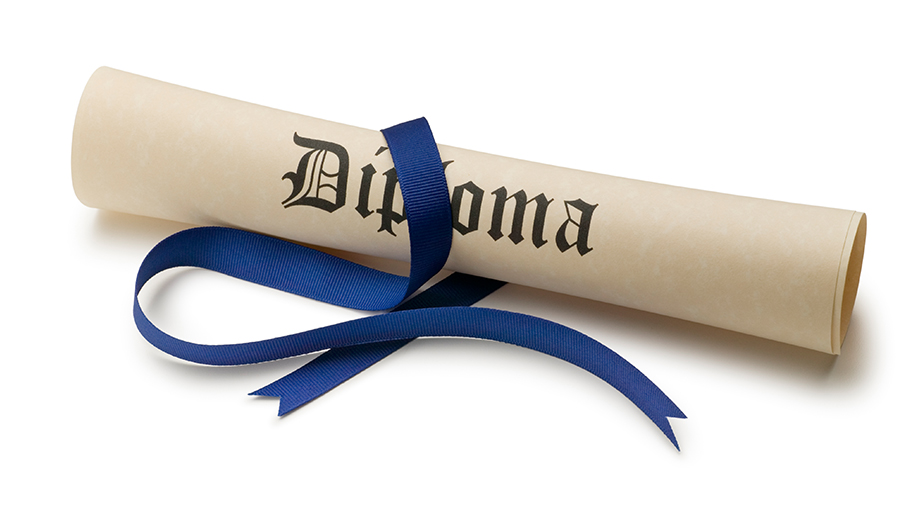 Tegen een lege achtergrond ligt een opgerold blad papier met een blauw lint. Op de rol staat in sierlijke letters het woord diploma. Het kan een diploma secundair onderwijs zijn.